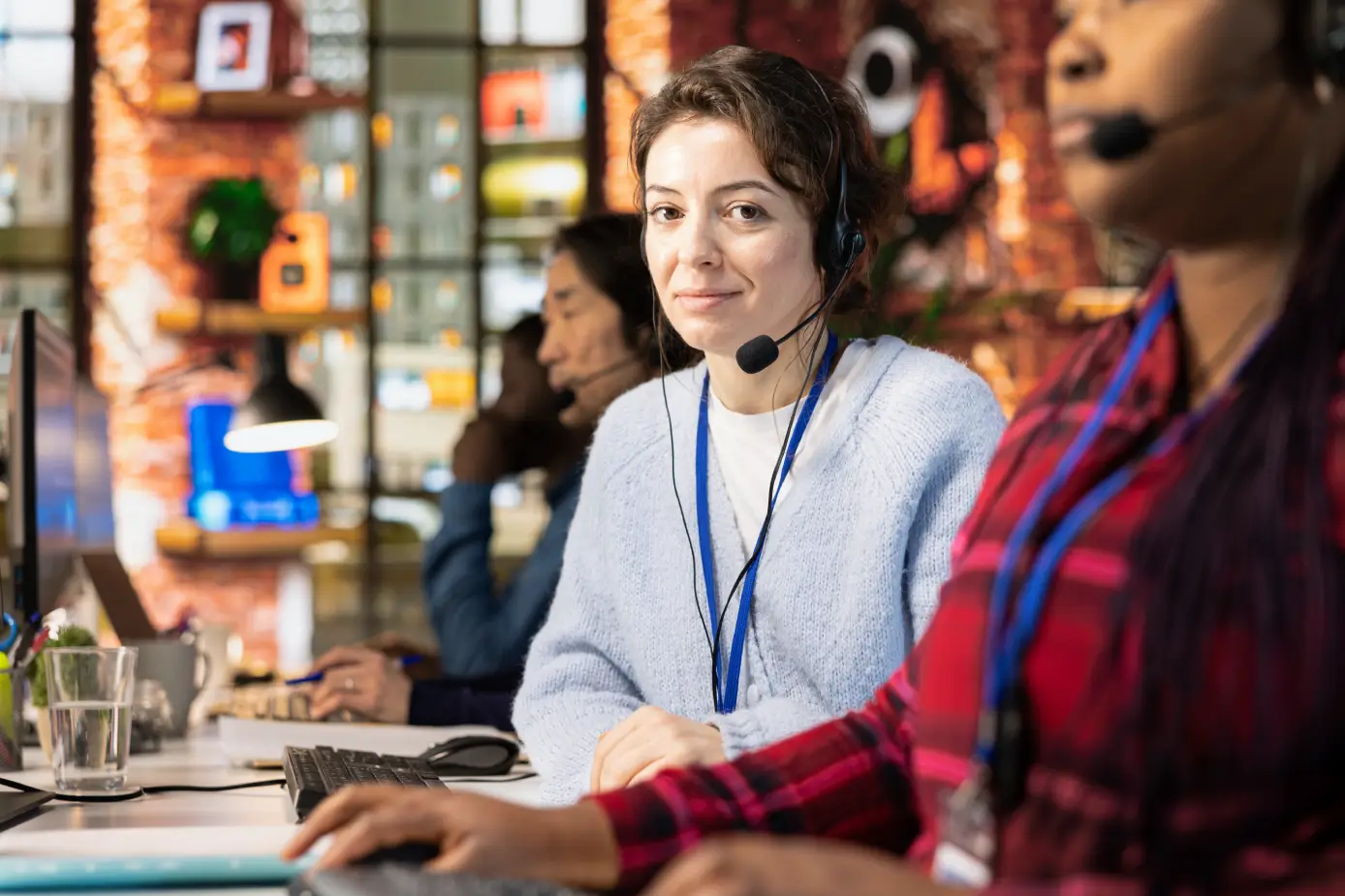 portrait-cheerful-call-center-manager-evaluating-company-intern-performance-image-unified-voice